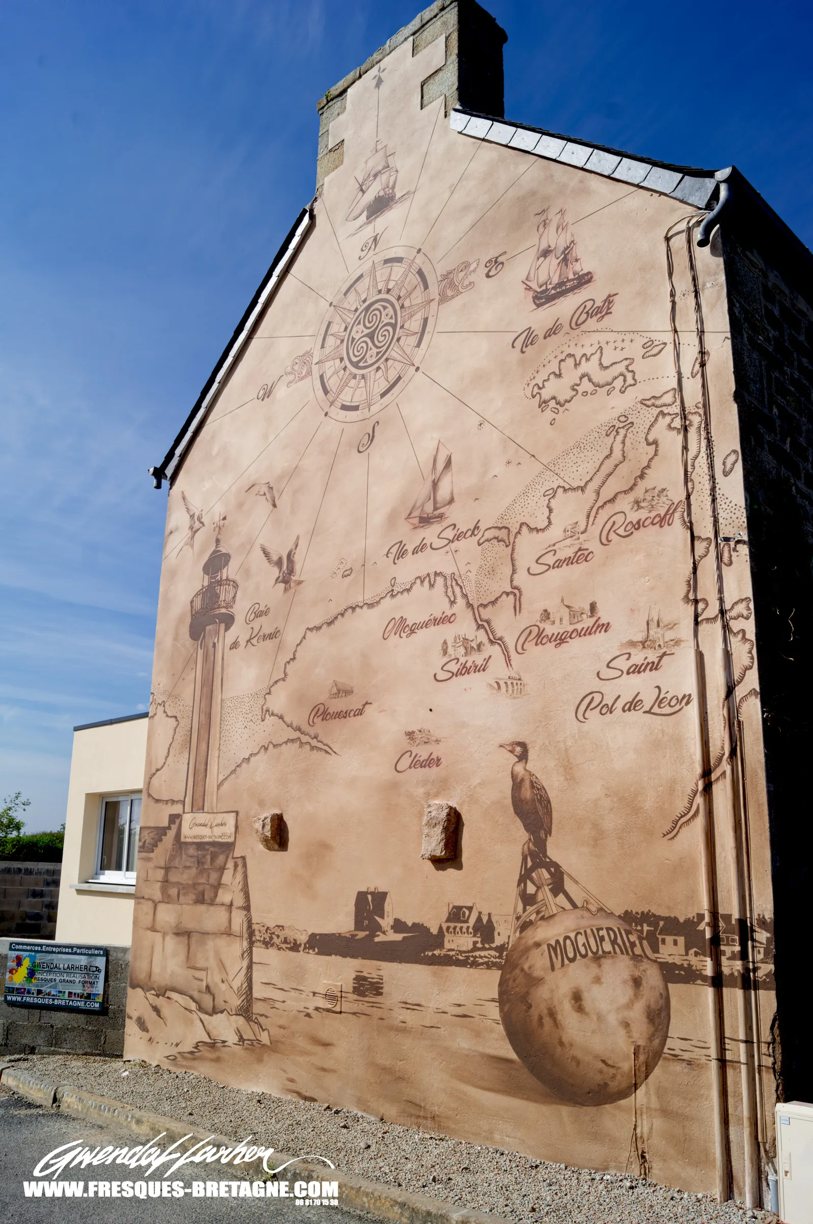 Paysage maritime breton peint en trompe-l'œil sur la façade d'une location saisonnière à Moguériec